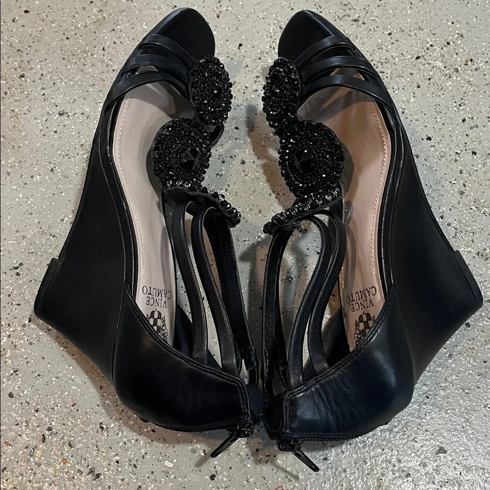 VINCE CAMUTO BAYLE LEATHER BEADED MEDALLION WEDGE SANDALS BLACK SIZE 8.5W